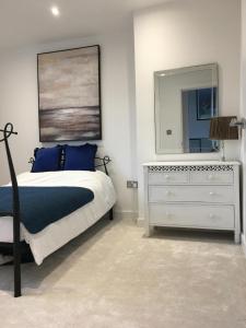 Postel nebo postele na pokoji v ubytování Spacious 3-bedroom Ipswich House with Parking