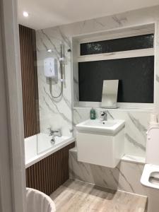 Koupelna v ubytování Spacious 3-bedroom Ipswich House with Parking