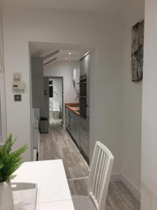 Kuchyň nebo kuchyňský kout v ubytování Spacious 3-bedroom Ipswich House with Parking