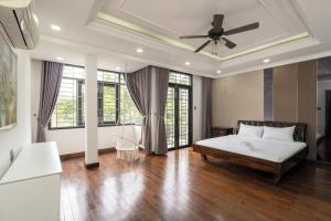 En eller flere senge i et værelse på Luxe Verde Villa 7 bedrooms + 31 billeder