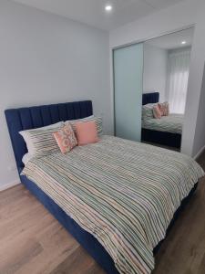 Una cama o camas en una habitación de Box hill townhouse