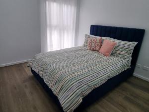 Ένα ή περισσότερα κρεβάτια σε δωμάτιο στο Box hill townhouse