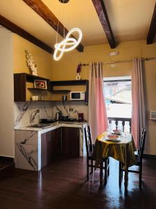 a kitchen with a table and a sink and a table and chairs at Aristobilo Aloft- Matrimonial 2 in Chachapoyas