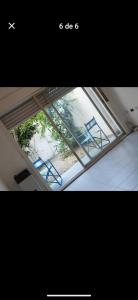 een raam met twee blauwe stoelen in een kamer bij Quince 45 in La Plata