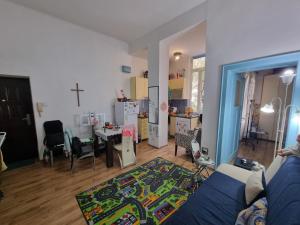 salon z łóżkiem i jadalnią w obiekcie Spavaca soba s zajednickim kupatilom Ja spavam u prolaznoj dnevnoj sobi w Belgradzie