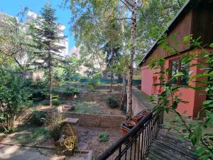 podwórko ze schodami i czerwonym budynkiem w obiekcie Spavaca soba s zajednickim kupatilom Ja spavam u prolaznoj dnevnoj sobi w Belgradzie