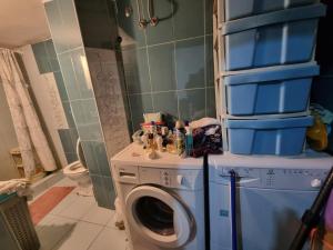 łazienka z pralką i pralką w obiekcie Spavaca soba s zajednickim kupatilom Ja spavam u prolaznoj dnevnoj sobi w Belgradzie