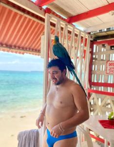 プラヤ・ブランカにあるMachu Picchu -Barúの青下着の男