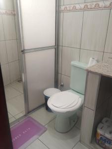 une petite salle de bain avec toilettes et douche dans l'établissement Elaine, à Cachoeira Paulista 1 autre photo