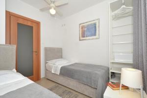 希杰弗朗吉卡Seaside apartments with a swimming pool Seget Vranjica, Trogir - 4284的有两张床和一面镜子的卧室 更多22张照片
