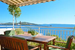 希杰弗朗吉卡Seaside apartments with a swimming pool Seget Vranjica, Trogir - 4284的阳台上的木桌享有水景
