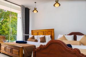 a bedroom with two beds and a large window at Hotel Mississipi Ella in Ella