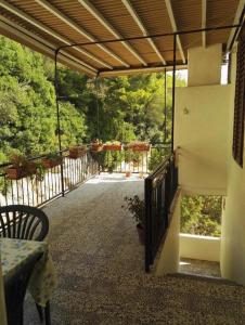 een balkon van een huis met een tafel en stoelen bij Apartments with parking space Lastovo - 8322 in Lastovo