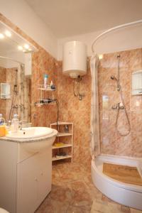 a bathroom with a sink and a shower at Holiday house with a parking space Lukoran, Ugljan - 8385 in Lukoran