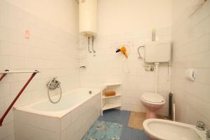 a bathroom with a tub and a toilet and a sink at Holiday house with a parking space Lukoran, Ugljan - 8385 in Lukoran