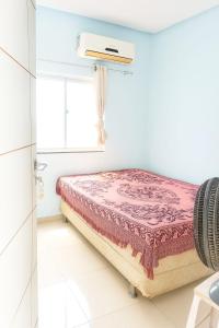 un lit dans une chambre avec une fenêtre dans l'établissement AP disponível para aluguel, à Belém