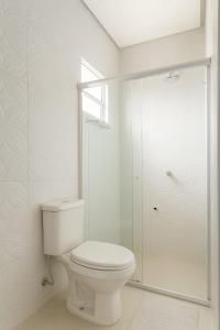 une salle de bain blanche avec toilettes et douche dans l'établissement AP disponível para aluguel, à Belém