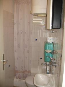 Ένα μπάνιο στο Apartments with parking space Orebic, Peljesac - 10202