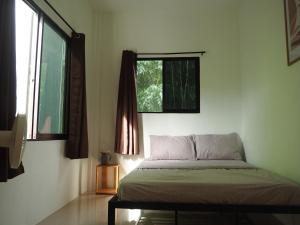 Un dormitorio con una cama y una ventana en Balay Lipay, en Lazi