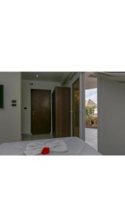 Un dormitorio con una cama y una puerta corrediza de vidrio. en Falcon pyramids inn, en El Cairo