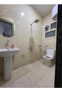 Ένα μπάνιο στο Pyramids Prime Hotel