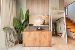 sala de estar con TV y mesa con planta en Jeju Aewolae Hyuyang Pension, en Haga-ri