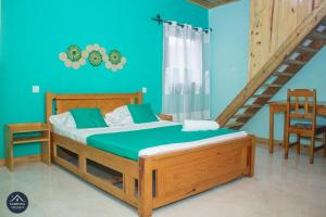 een slaapkamer met een bed met een trap erin bij Kambana Résidence in Ranomafana