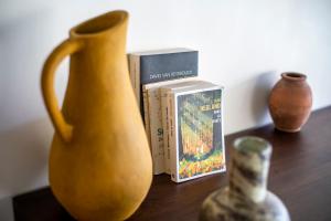 ein Tisch mit drei Büchern und einer Vase darauf in der Unterkunft Villa Krilu - Spacious private 2-bedroom & pool in Gili Air