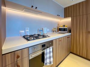 a kitchen with a stove and a microwave at Convenient Loft Modern Stay Central Box Hill in Box Hill +27 photos