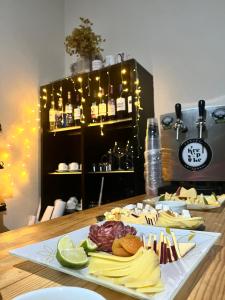 uma mesa coberta com pratos de comida sobre uma mesa em Hostel da Dri em Aiuruoca