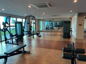 ein Fitnessstudio mit Laufbändern und Geräten in einem Gebäude in der Unterkunft 90 Sqm Perfect Seaview Luxurious Modern 2 Bedrooms, Nearby Okada, Solaire, Airports, MOA with Free Parking in Manila