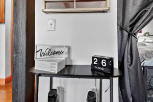 una pequeña mesa negra con dos cajas encima en Beautiful 'Rose Themed' Loft Near Downtown Detroit apts, en Detroit