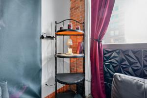 una silla negra sentada junto a una ventana en Beautiful 'Rose Themed' Loft Near Downtown Detroit apts, en Detroit 26 fotos más