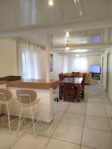 Χώρος καθιστικού στο La maison aux bananiers