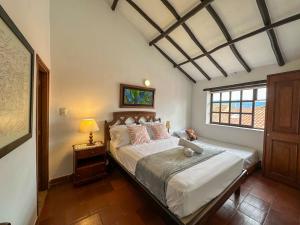 Ένα ή περισσότερα κρεβάτια σε δωμάτιο στο Casa Raíz Apartahotel en Villa de Leyva