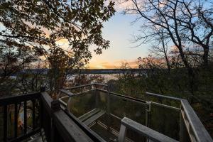 スティルウォーターにあるFamily Lake Retreat Private Beach Dock Viewsの夕日を背景に階段