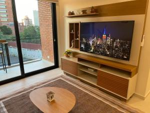 Una televisión o centro de entretenimiento en Modern apartment in Las Mercedes - Asunción