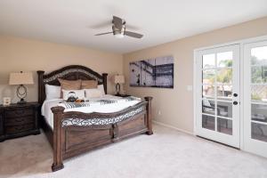 Un dormitorio con una cama y un ventilador de techo. en Biltmore Bliss - Pool - Gym - Tennis/Pickle Ball, en Phoenix