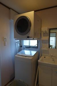 un piccolo bagno con lavatrice e lavandino di Nikko - House - Vacation STAY 38699v a Ōsawa Altre 121 foto