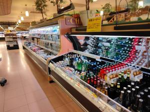 un negozio pieno di bottiglie di alcol di Nikko - House - Vacation STAY 38699v a Ōsawa