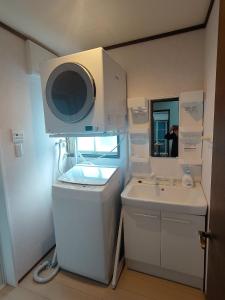 un piccolo bagno con lavatrice e lavandino di Nikko - House - Vacation STAY 38699v a Ōsawa