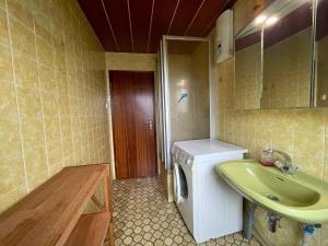 Ένα ή περισσότερα κρεβάτια σε δωμάτιο στο Holiday Home in Birresborn with balcony +28 φωτογραφίες