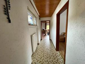 Μια τηλεόραση ή/και κέντρο ψυχαγωγίας στο Holiday Home in Birresborn with balcony