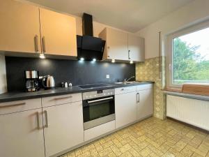 Η κουζίνα ή μικρή κουζίνα στο Holiday Home in Birresborn with balcony