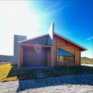 a house with a large door on the side of it at Morada Zion Serra in Bom Jardim da Serra