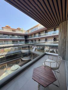 Balkón nebo terasa v ubytování The Crystal Luxury Bay Resort Nusa Dua