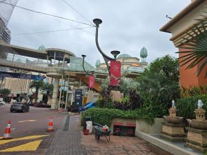 une rue de ville avec un lampadaire et des bâtiments dans l'établissement Vacation Stay at Resort Suites Bandar Sunway, à Kampong Penaga 1 autre photo