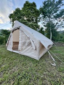 une tente au milieu d'un champ dans l'établissement Moorea camping Valley, à Moorea 4 autres photos