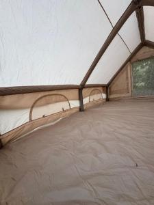 vue intérieure d'une grande tente avec un grand matelas dans l'établissement Moorea camping Valley, à Moorea
