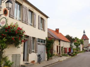 a bike parked next to a building on a street at Charmante maison ancienne avec jardin clos, animaux admis - FR-1-489-538 in Charroux-dʼAllier